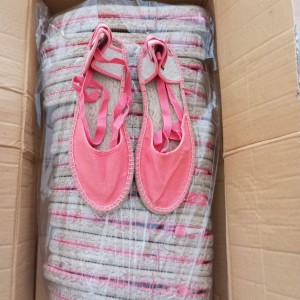 CAJA de 12 pares de alpargatas con vetas