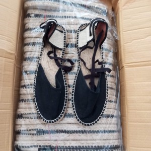 CAJA de 12 pares de alpargatas con vetas